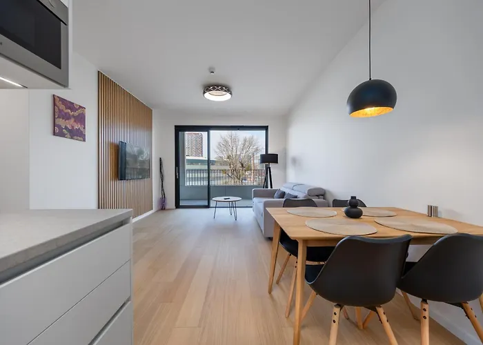 Pristavna Modern Apartment, Design & Parking, *